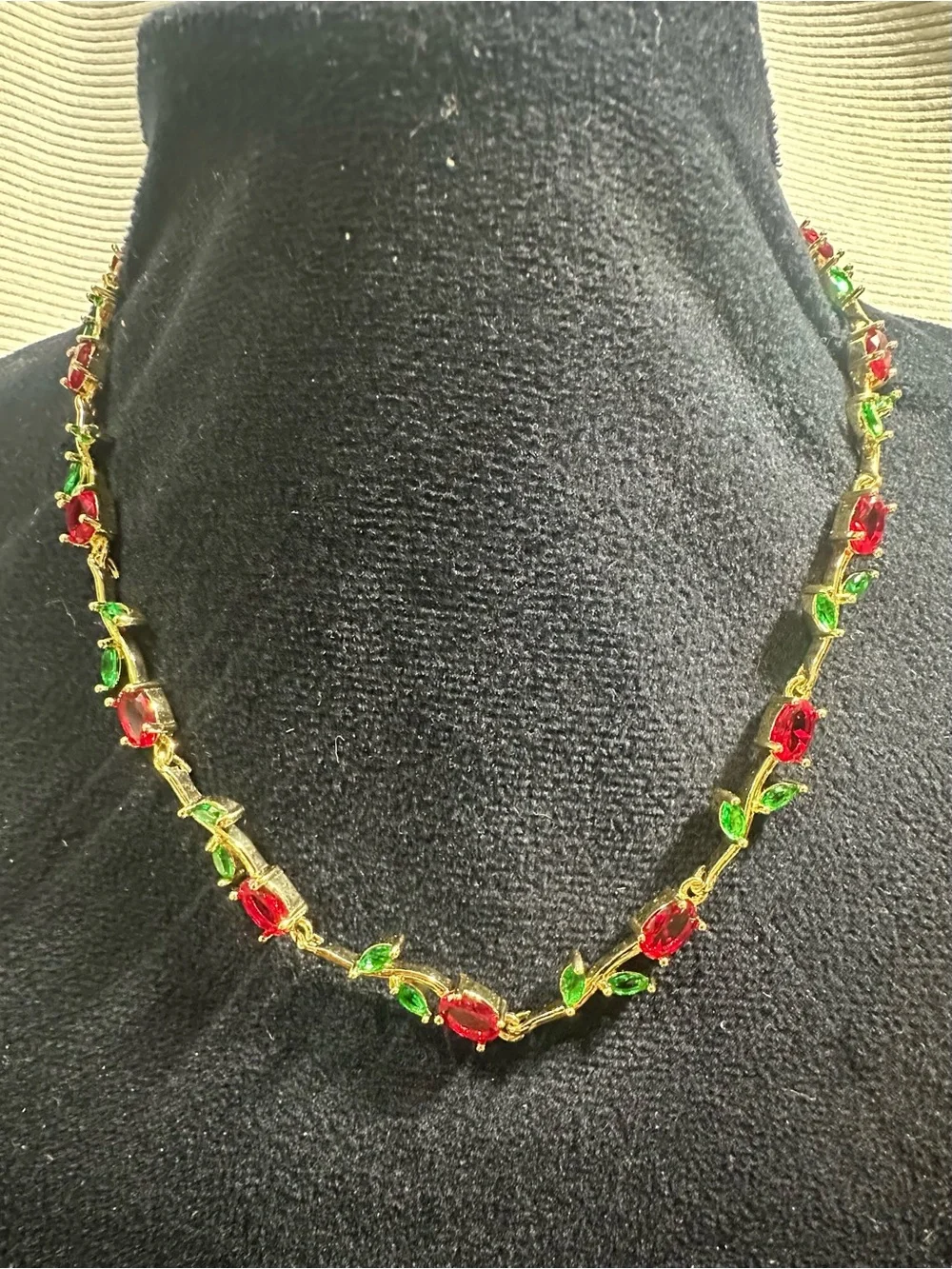 Lovely Interlocking Rose Glass Rhinestone Choker Necklace
